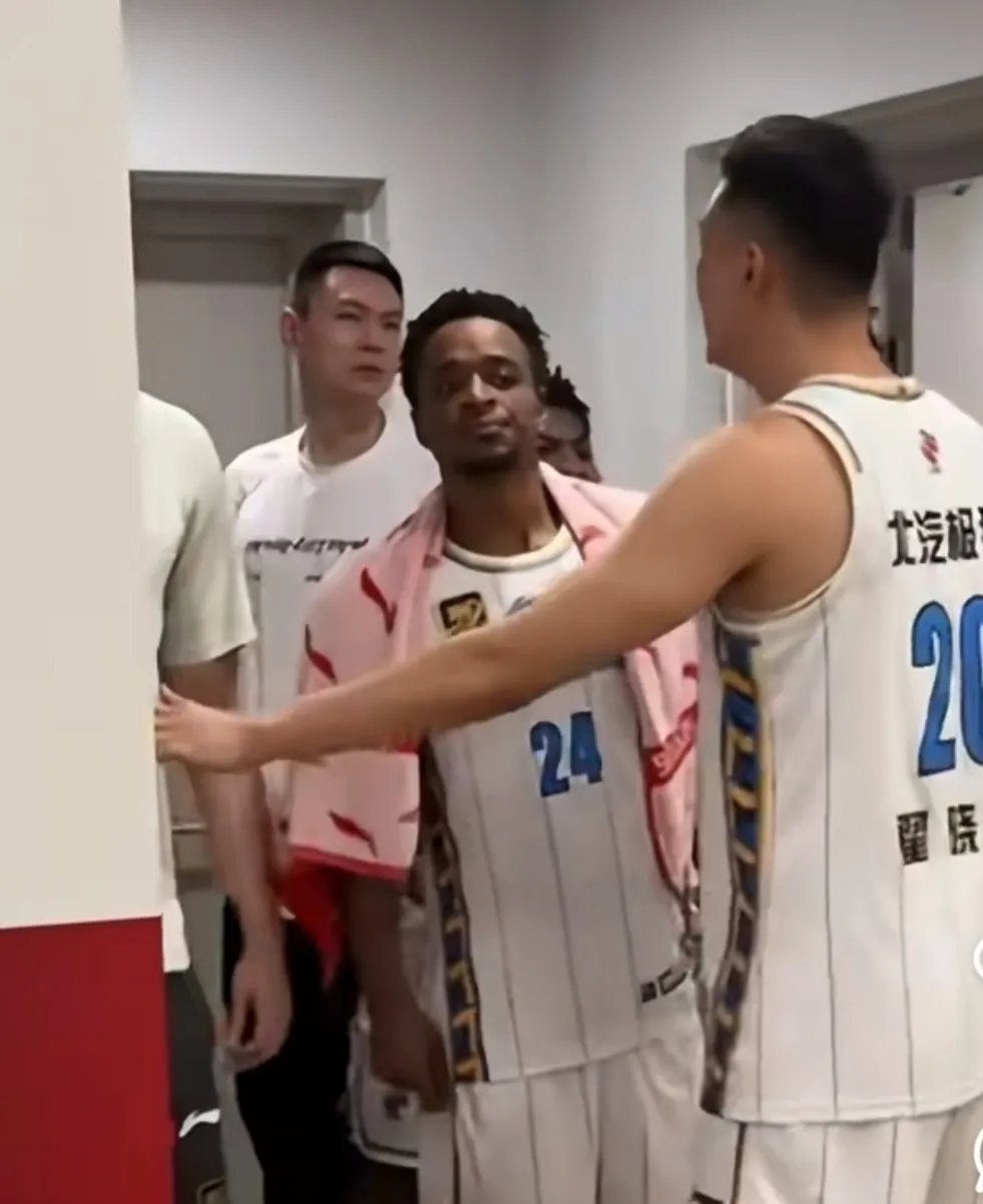 包含纸蓝队一路高歌猛进，力压对手夺冠的词条