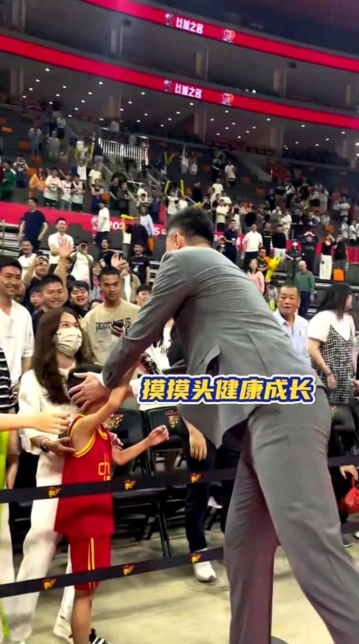 包含CBA球迷受赞助商青睐与名人互动的词条