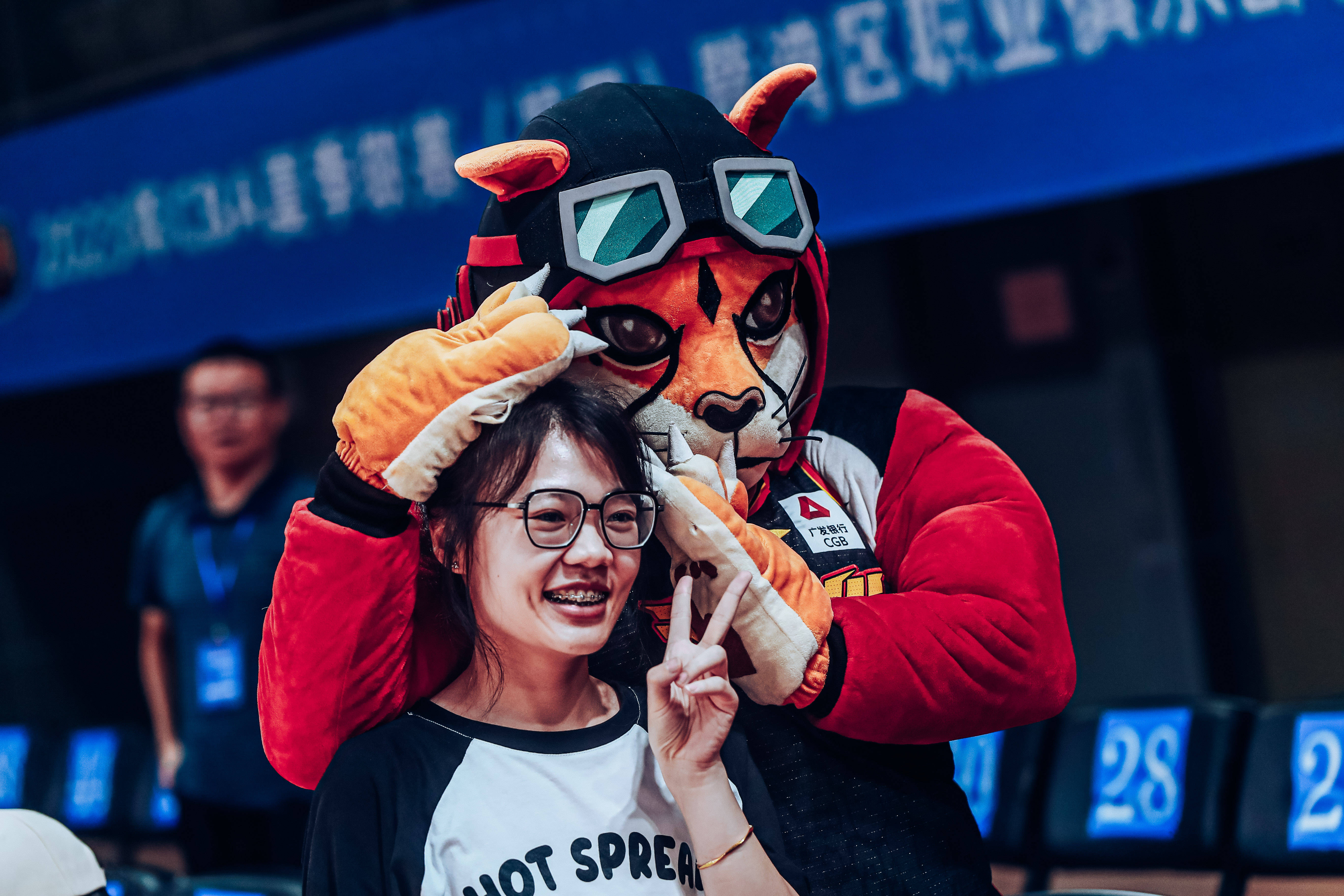 九游体育-球迷的热情高涨，现场气氛热火朝天