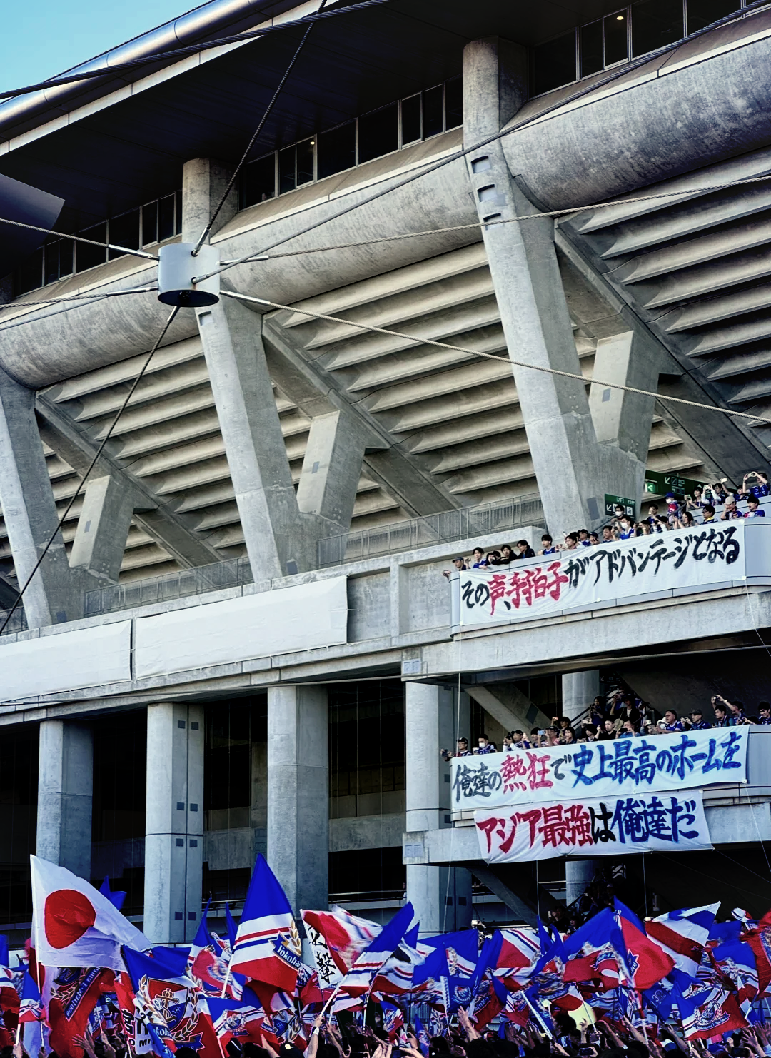 球迷的热情高涨,现场气氛热火朝天 球迷的热情高涨,现场气氛热火朝天